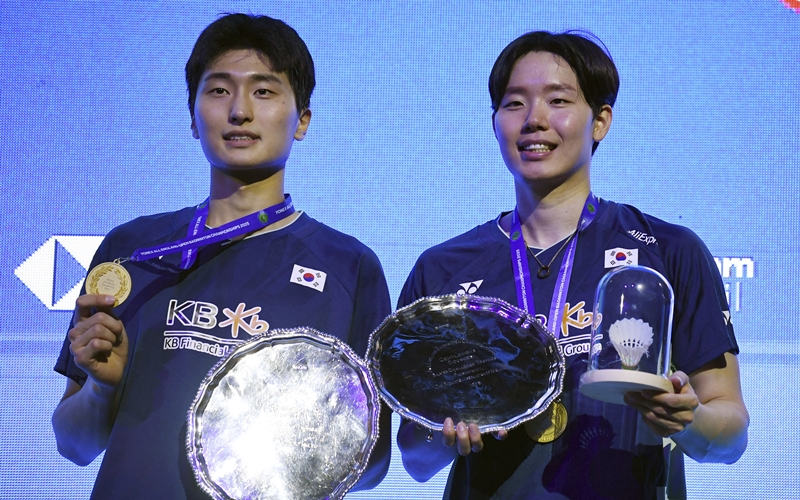 Kim Won Ho (left) and Seo Seung Je on March 16 pose for photos after winning the men's doubles title of the All England Open Championships at Birmingham Utilita Arena in Birmingham, the U.K. 